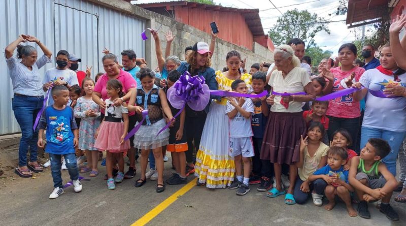 Familias del Barrio El Recreo en la inauguración de la nueva obra de mejoramiento víal