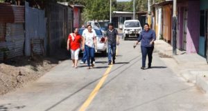 Jóvenes caminan en una de las calles nuevas realizadas por la Alcaldía de Managua en Villa Fraternidad