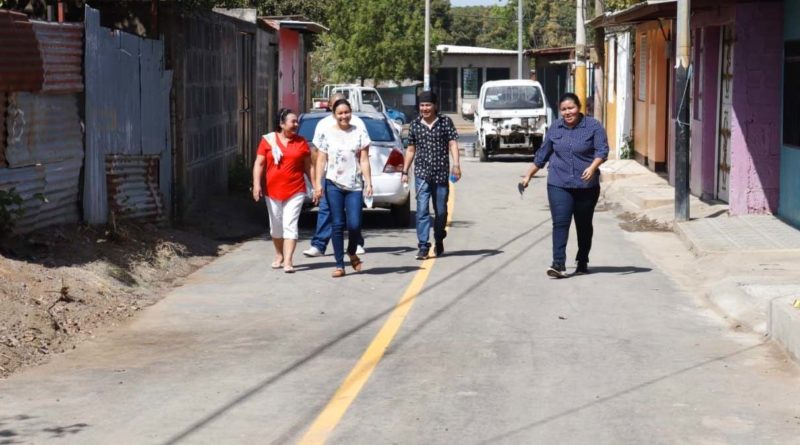 Jóvenes caminan en una de las calles nuevas realizadas por la Alcaldía de Managua en Villa Fraternidad