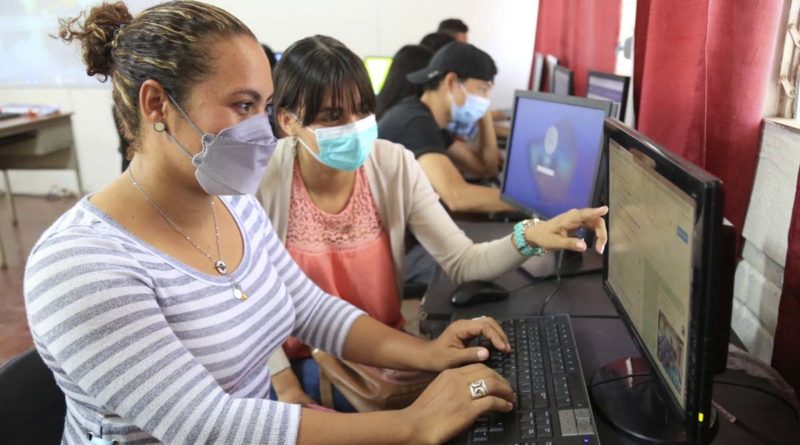 Estudiantes en la Escuela de Oficio y Tecnológico de Mateare