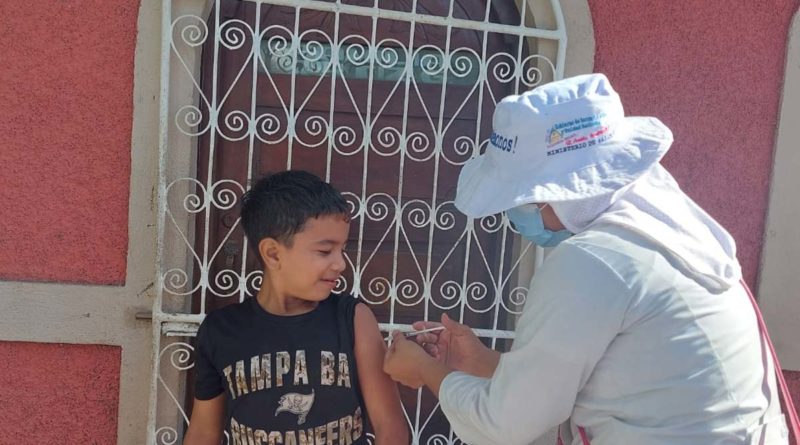 Agentes del Ministerio de Salud vacunando a un niño del Barrio San Benito en el Municipio de Tipitapa