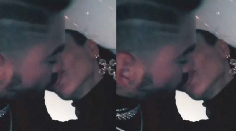Cantante Colombiano Maluma en medio de un amoroso besos en los labios con su tía