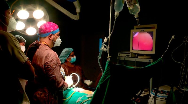 Médico del Hospital Manolo Morales de Nicaragua desarrollando operación quirúrgica.