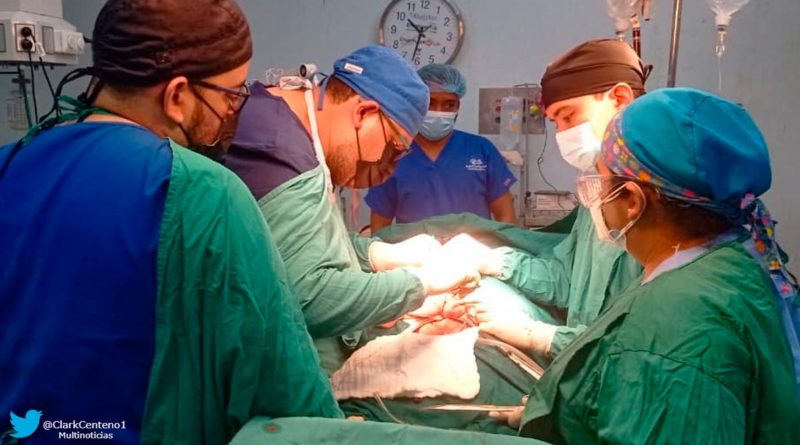 Equipo médico del Hospital Manolo Morales realizando una cirugía traumatológica