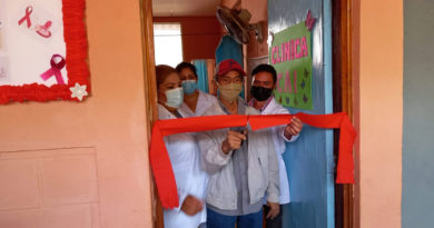 Personal médico del centro de salud en Villa El Carmen, inaugurando la nueva clínica de atención integral (CAI) en compañía de paciente del centro