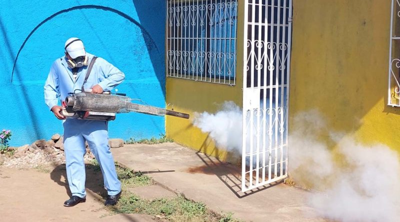 Brigadista del Ministerio de Salud en labores de fumigación en el barrio Pedro Joaquín Chamorro