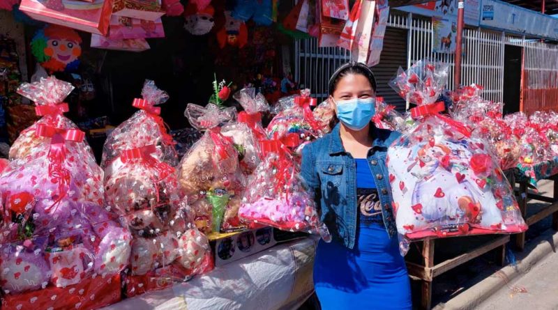Comerciante del mercado Roberto Huembes muestra sus productos propios de la temparada del mes del amor y la amistad