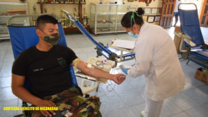 Efectivo militar participando activamente de la jornada de donación de sangre