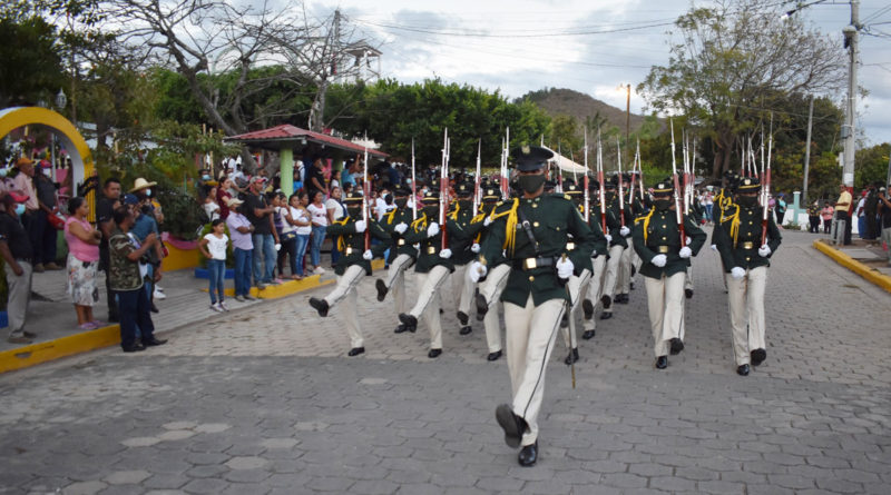 Efectivos del Ejército de Nicaragua realizando marcha de honor en conmemoración del 57 aniversario del paso a la inmortalidad del Héroe Nacional Coronel Santos López