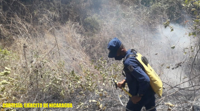 Efectivo militar sofocando el incendio forestal en carretera a Xiloá
