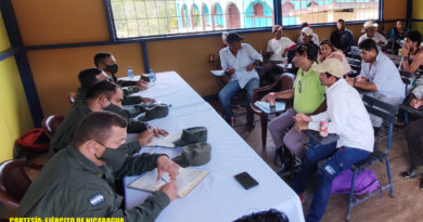Efectivos militares del ejército de Nicaragua participando de la reunión de productores y ganaderos de la comunidades de RACCN