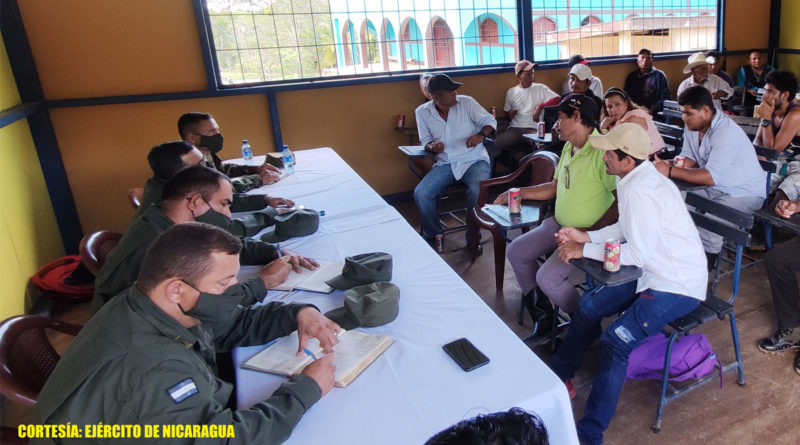 Efectivos militares del ejército de Nicaragua participando de la reunión de productores y ganaderos de la comunidades de RACCN