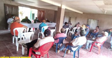 Efectivos militares del Ejército de Nicaragua participando en reunión con ganaderos y productores del municipio de Puerto Cabezas, RACCN