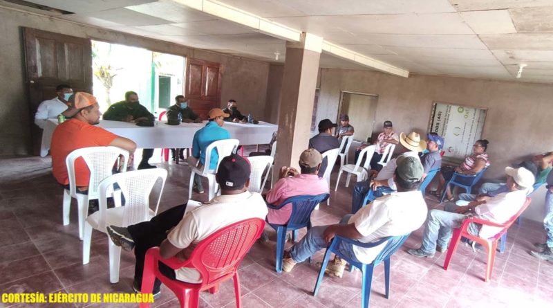 Efectivos militares del Ejército de Nicaragua participando en reunión con ganaderos y productores del municipio de Puerto Cabezas, RACCN