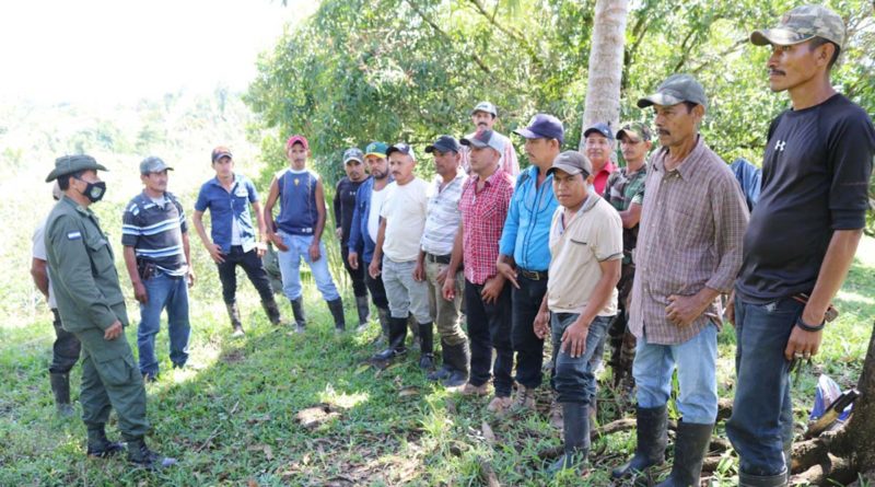 Ejército de Nicaragua participando de reunión de productores y ganaderos de diferentes comunidades rurales del país.