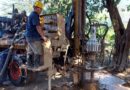 Operarios de la Empresa Nicaragüense de Acueductos (ENACAL) en el proceso de perforación de nuevo pozo de agua potable en la comunidad El Realejo, Chinandega