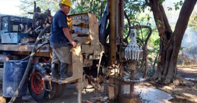 Operarios de la Empresa Nicaragüense de Acueductos (ENACAL) en el proceso de perforación de nuevo pozo de agua potable en la comunidad El Realejo, Chinandega