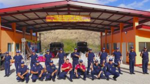 Cuerpo de bombero frente a la nueva estacón básica inaugurada en Tecolostote