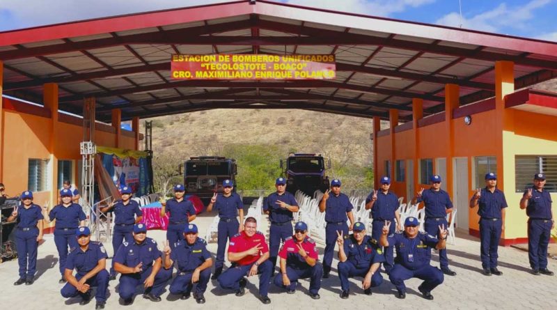 Cuerpo de bombero frente a la nueva estacón básica inaugurada en Tecolostote