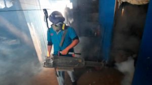 Personal del Ministerio de Salud de Nicaragua fumigando las viviendas del Barrio Domitila Lugo de Managua