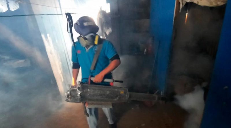 Personal del Ministerio de Salud de Nicaragua fumigando las viviendas del Barrio Domitila Lugo de Managua