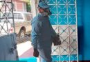 Brigadista del Ministerio de Salud de Nicaragua fumigando una vivienda del Barrio Laureano Mairena de Managua