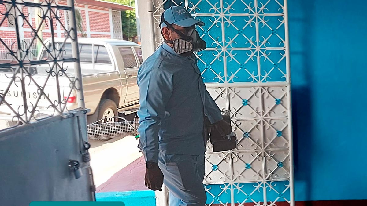 Brigadista del Ministerio de Salud de Nicaragua fumigando una vivienda del Barrio Laureano Mairena de Managua