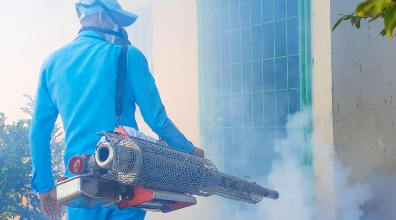 Brigadista del MINSA durante la jornada de fumigación en San Judas