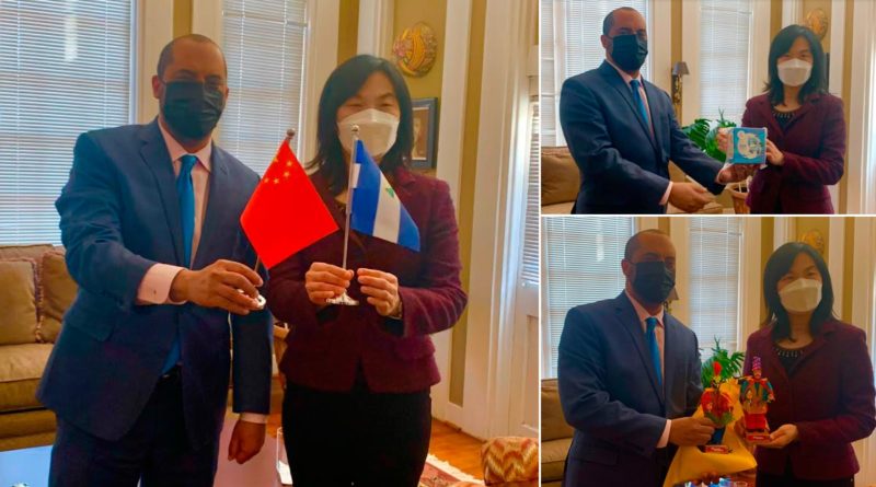 Embajador Arturo McFields, Representante Permanente de Nicaragua ante la OEA, con la Consejera Tang Lingyun, Representante Alterna de la Misión Observadora de China ante la Organización de los Estados Americanos.