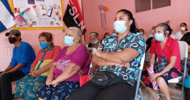 Pacientes del centro de salud de San Rafael del Sur en la inauguración de la nueva clínica caí
