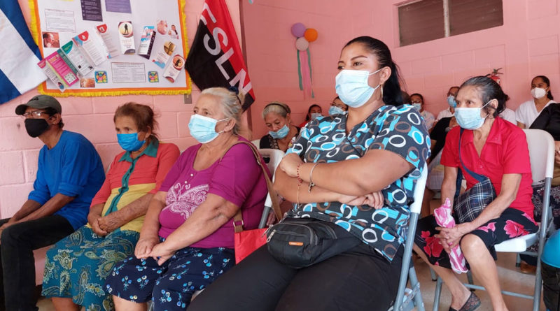 Pacientes del centro de salud de San Rafael del Sur en la inauguración de la nueva clínica caí