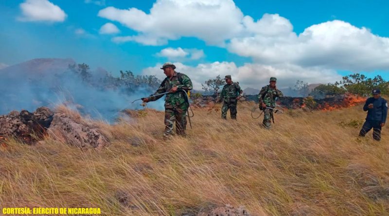 Efectivos del Ejército de Nicaragua participando en sofocación de incendio forestal en Juigalpa, Chontales
