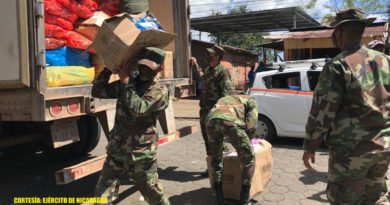 Efectivos militares en el proceso de descargué de paquetes escolares y material fungible en la bodega de la escuela Juanita Vigil Sandino.