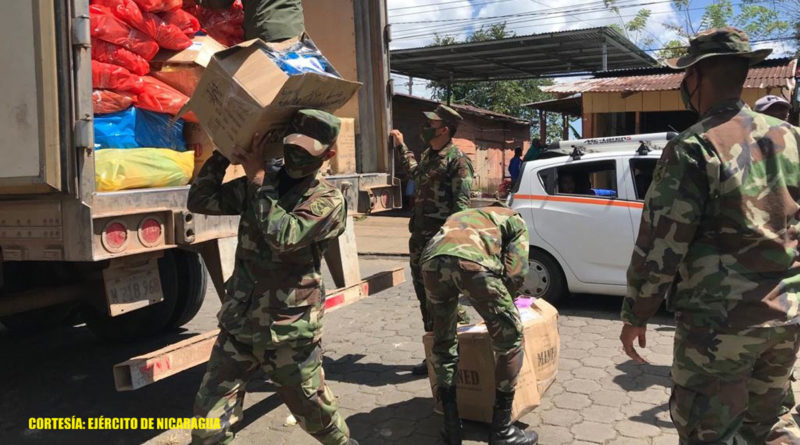 Efectivos militares en el proceso de descargué de paquetes escolares y material fungible en la bodega de la escuela Juanita Vigil Sandino.