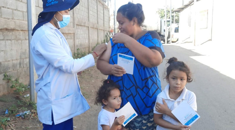 Familia del barrio Bertha Calderón participando de la jornada de vacunación voluntaria