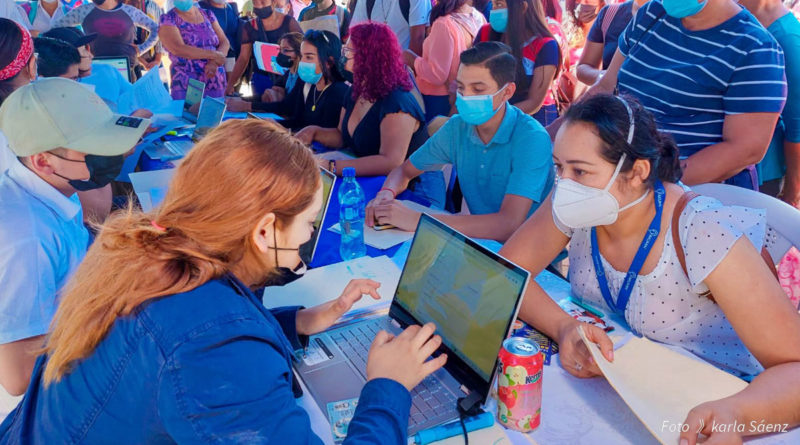 Jóvenes de distintos barrios y comunidades de la ciudad de Masaya, participando de la feria departamental de becas impulsada por el ministerio de la juventud