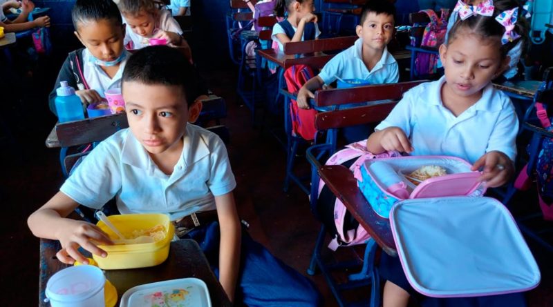 Estudiantes de la Escuela Elaisa Sandoval de Juigalpa recibiendo su Merienda Escolar.