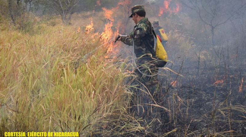 Efectivo militar del ejército de Nicaragua tratando de extinguir las llamas en la finca Cofradía, Juigalpa, Chontales