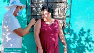 Brigadista del Ministerio de Salud aplica vacuna contra el COVID-19 a una pobladora de Mateare