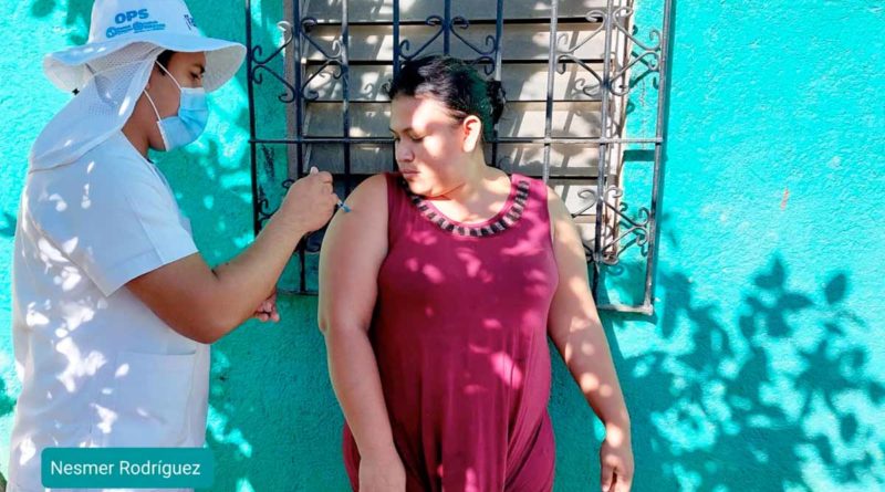 Brigadista del Ministerio de Salud aplica vacuna contra el COVID-19 a una pobladora de Mateare