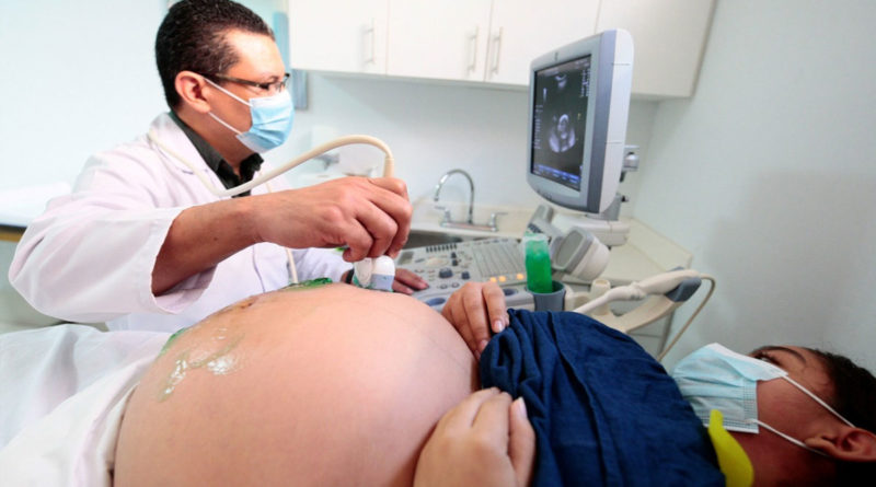 Mujer embarazada realizandose un ultrasonido en el hospital Bertha Calderón