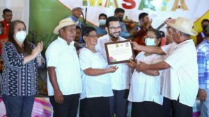 Entrega del certificado "Comunidad Creativa" a autoridades de Monimbó