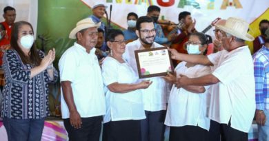 Entrega del certificado "Comunidad Creativa" a autoridades de Monimbó