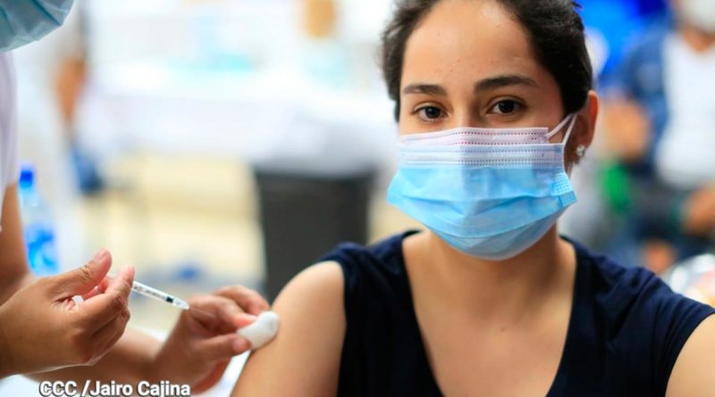 Ciudadana nicaragüense siendo vacunada contra la COVID-19 por enfermera del Ministerio de Salud (MINSA).
