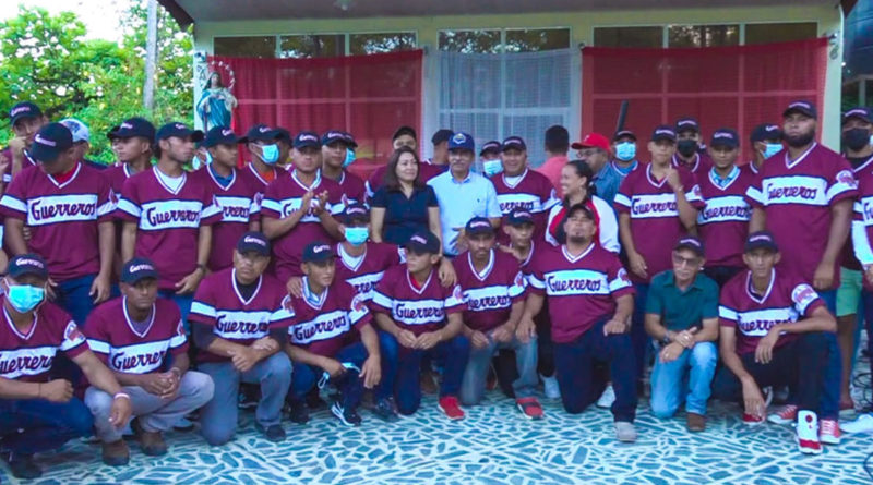 Equipo Guerreros de las Segovias posando con sus nuevos uniformes, listo para el campeonato Germán Pomares 2022