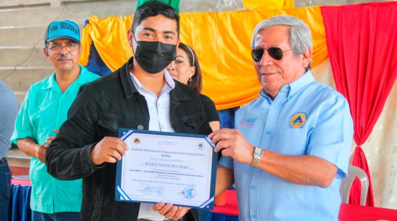 Doctor Guillermo González, Ministro Director del SINAPRED entregando certificados del Curso Vinculado a la Gestión Integral del Riesgo.