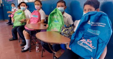 Estudiantes de Chontales reciben paquetes escolares en Chontalesreciben