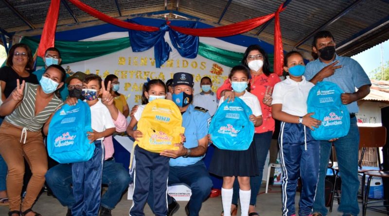 Autoridades del MINED, Policía Nacional y políticas, entregando paquetes escolares a niños de Centros Educativos de León.