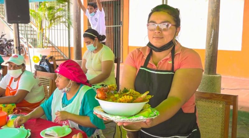 Participante del festival municipal Sabores de Cuaresma en Ocotal Nueva Segovia posando con su platillo concursante