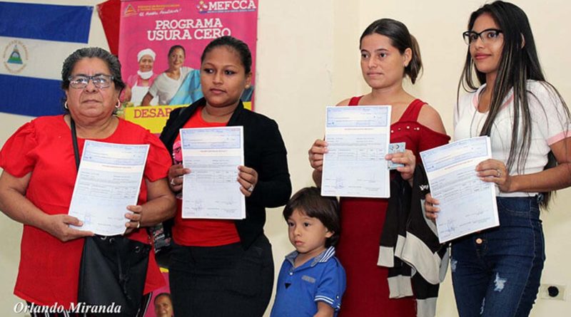 Mujeres tras recibir su crédito dentro del programa Usura Cero